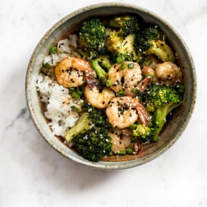 These easy shrimp and broccoli bowls are quick, healthy, and delicious! The perfect tasty weeknight meal idea.