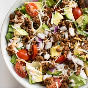 This low-carb taco salad recipe is healthy, easy to make, and it's ready in less than 30 minutes. This beef taco salad is loaded with delicious southwest flavors! A clean eating recipe that's perfect for meal prep.